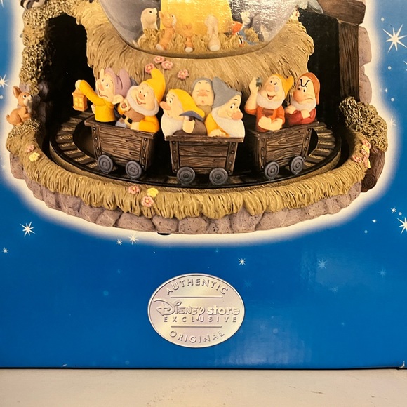 Snow White and the seven dwarfs snow globe - Picture 3 of 8